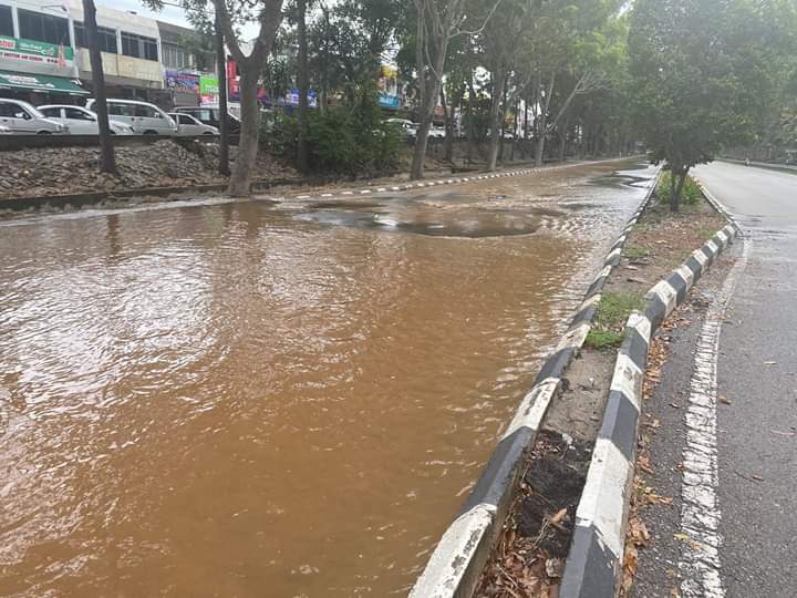 Paip pecah: Elak guna laluan Lebuh Ayer Keroh arah MITC