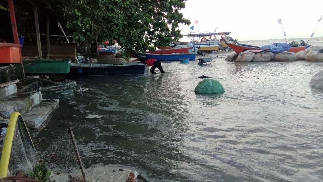 Air pasang besar jejaskan nelayan di Pantai Puteri dan Kuala Linggi