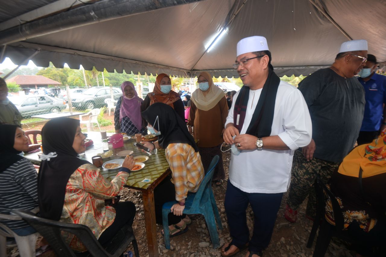 KM bersarapan roti sarang burung