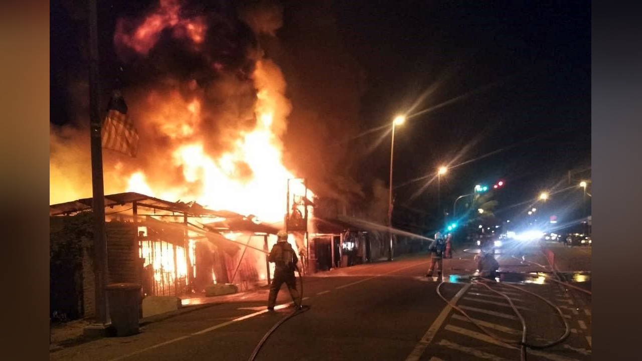 Enam kedai terbakar di Pekan Umbai
