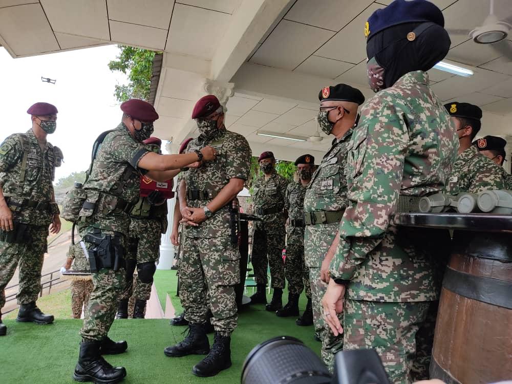 Panglima Tentera Darat dianugerahkan Beret Merun dan Sayap Penerjunan Kehormat