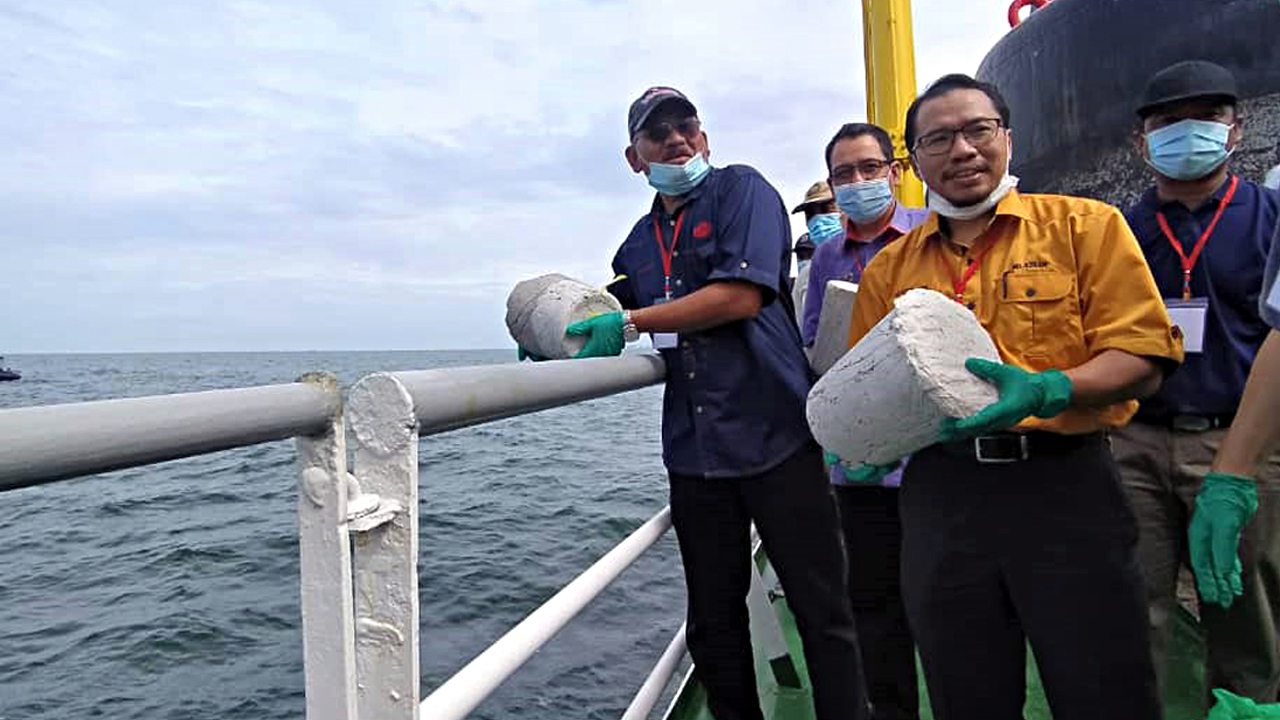 Laut bergelora tenang terima 2.5 tan abu al-Quran