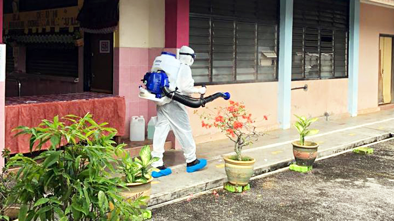 COVID-19: SMK Lubok Cina dan SK Telok Berembang disanitasi