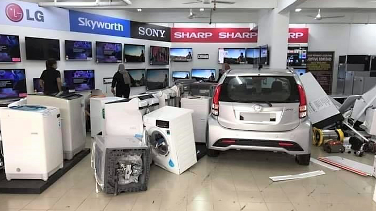 Myvi ‘serbu’ kedai elektrik