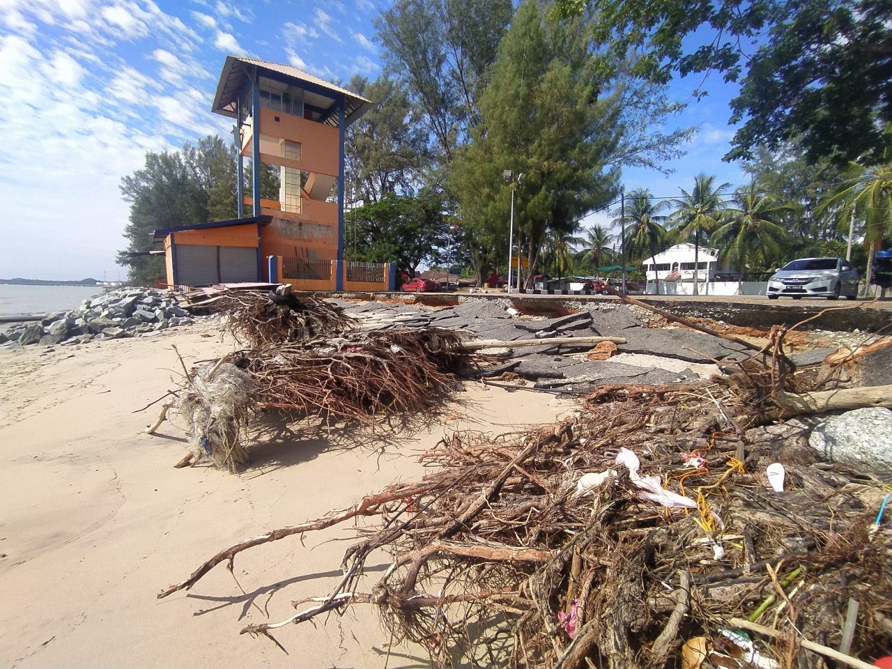 Penduduk bimbang Pantai Puteri akan hilang