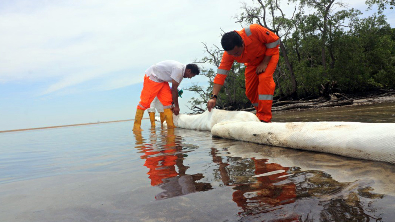 Tumpahan minyak: Air pasang mudahkan ‘absorbent boom’ perangkap sisa minyak