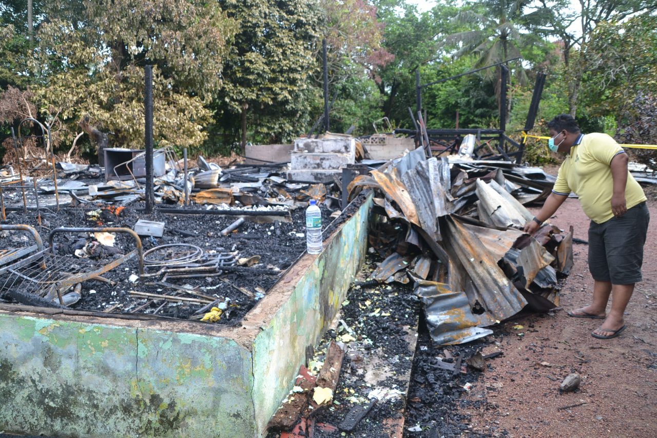 Barangan antik lebur bersama rumah pusaka