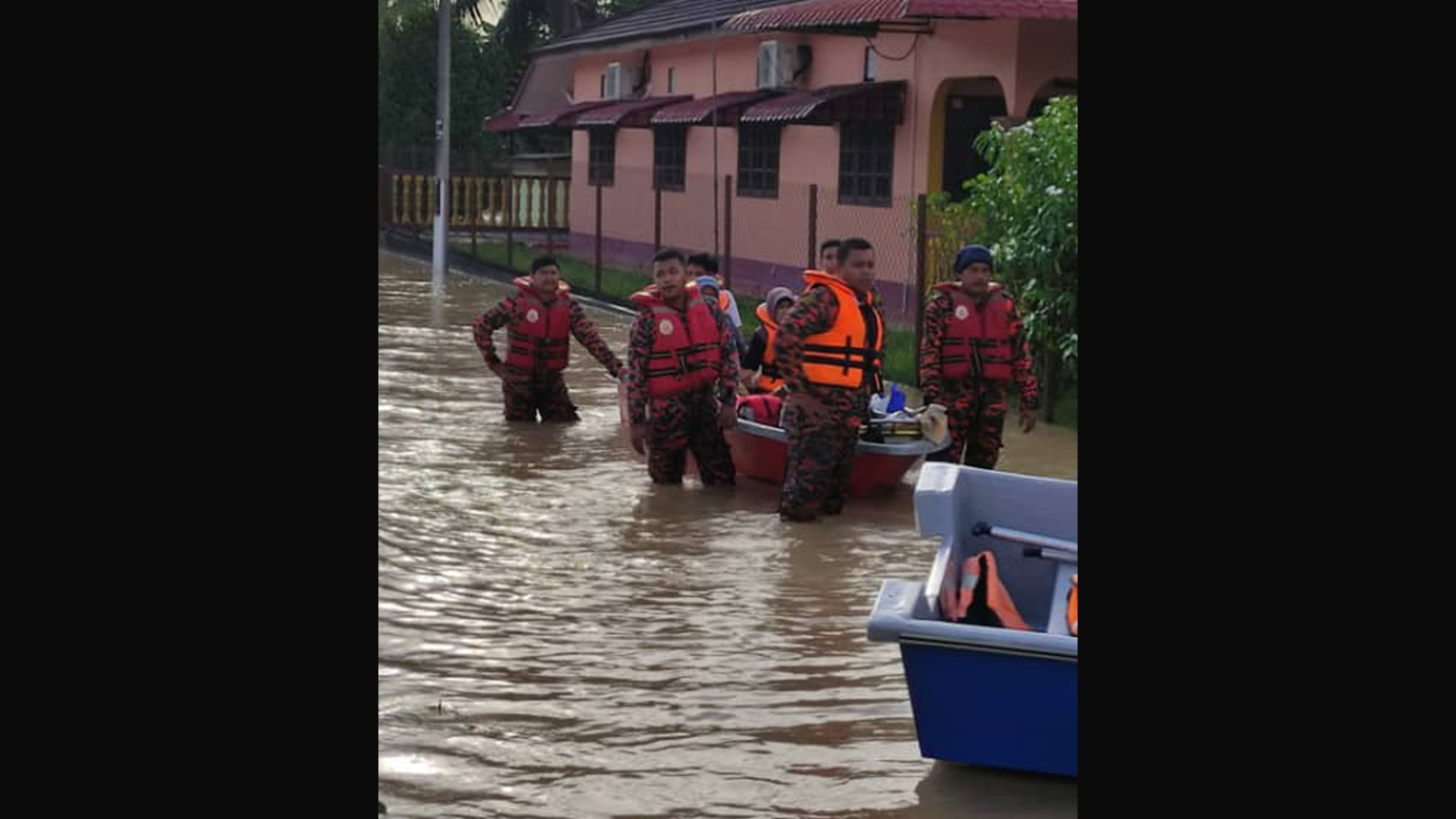 Tujuh sekeluarga diselamatkan