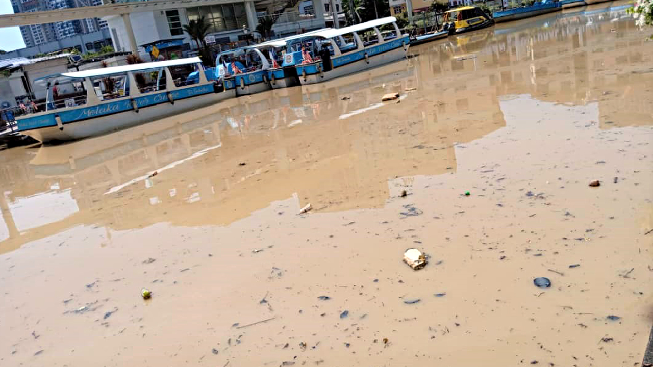 Sungai Melaka bertukar warna seakan ‘air teh’