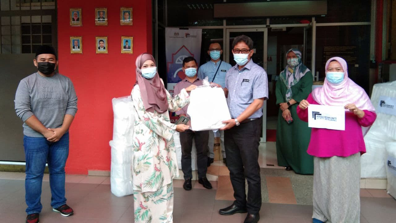Sukarelawan KKBBM serah set PPE kepada petugas Hospital Melaka
