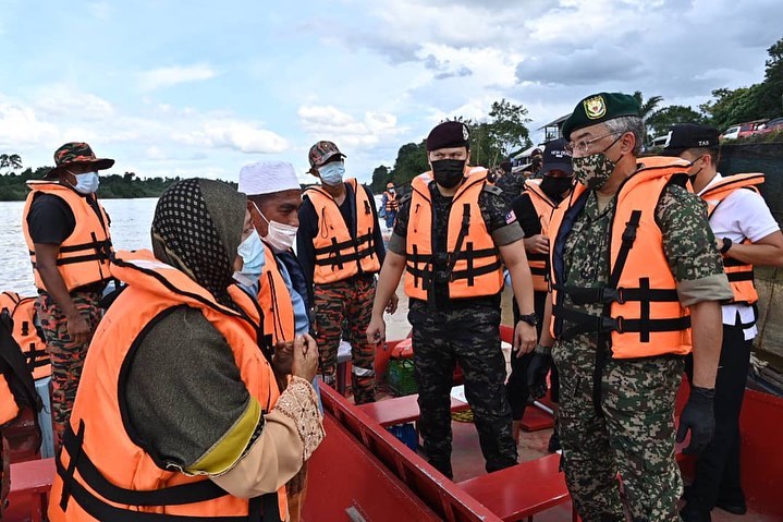 Agong berkenan tinjau, sertai operasi SAR remaja jatuh Sungai Pahang