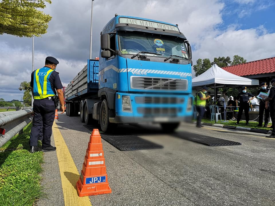 JPJ Johor keluarkan 395 notis kepada pemandu, pemilik lori bawa lebih muatan