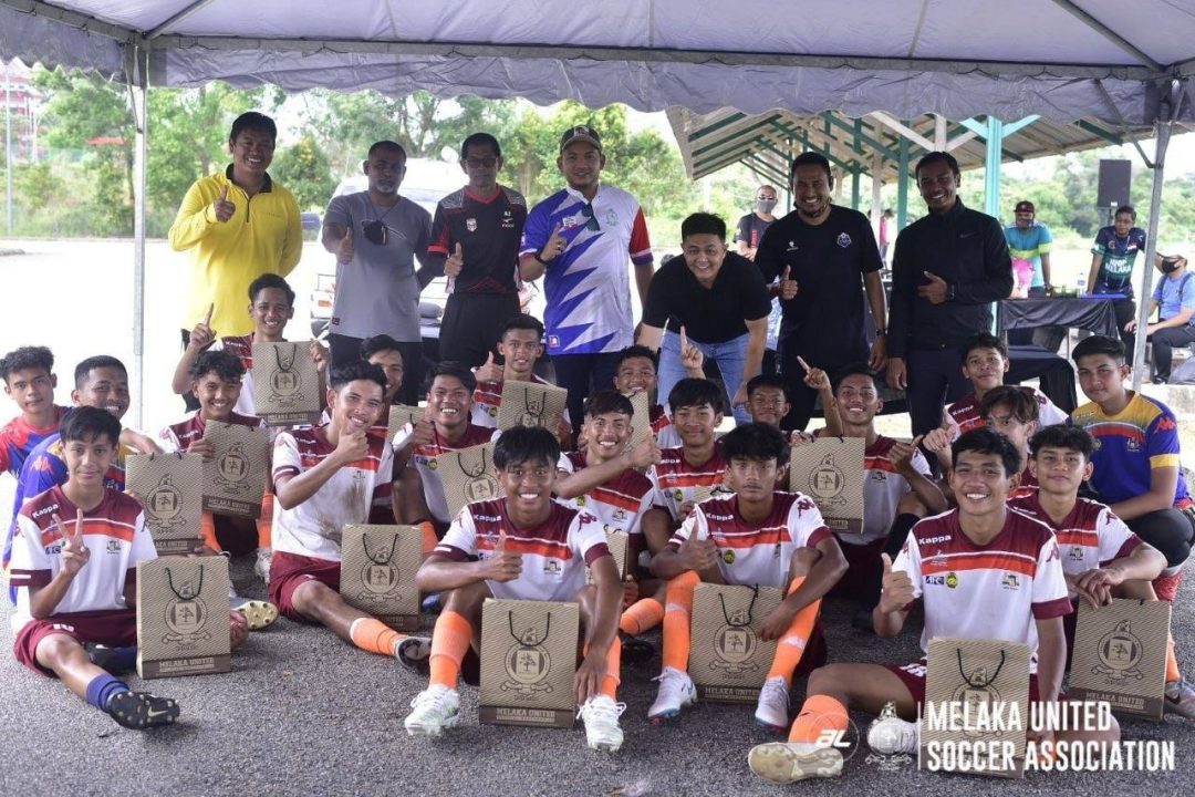 'Sekolah kampung' johan bola sepak