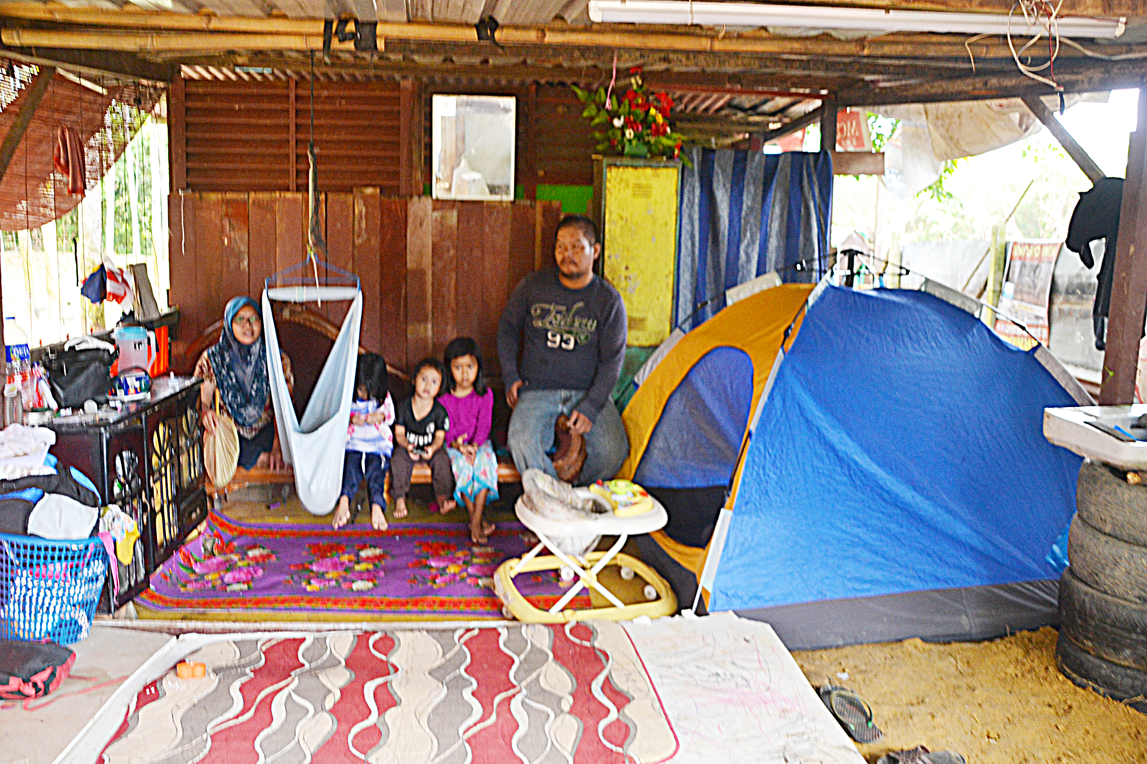 Pondok berlantai tanah tempat berlindung