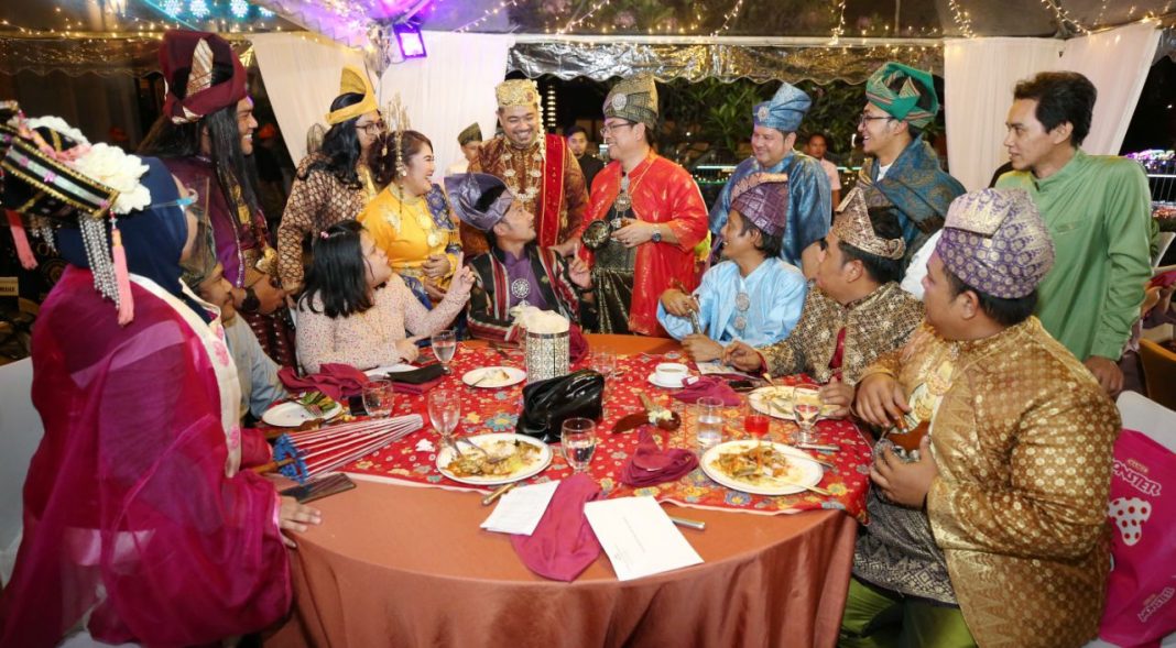 Ketua Menteri dan pengamal media bergaya bak zaman ...