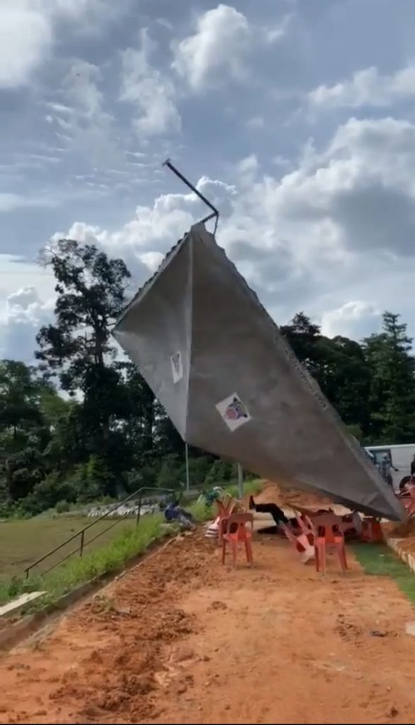 TANGKAP layar dari video berdurasi 19 saat yang tular mengenai kejadian 'khemah terbang' semalam.