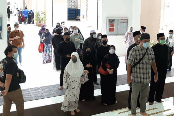 Orang ramai beri penghormatan terakhir kepada Allahyarhamah Tun Rahah