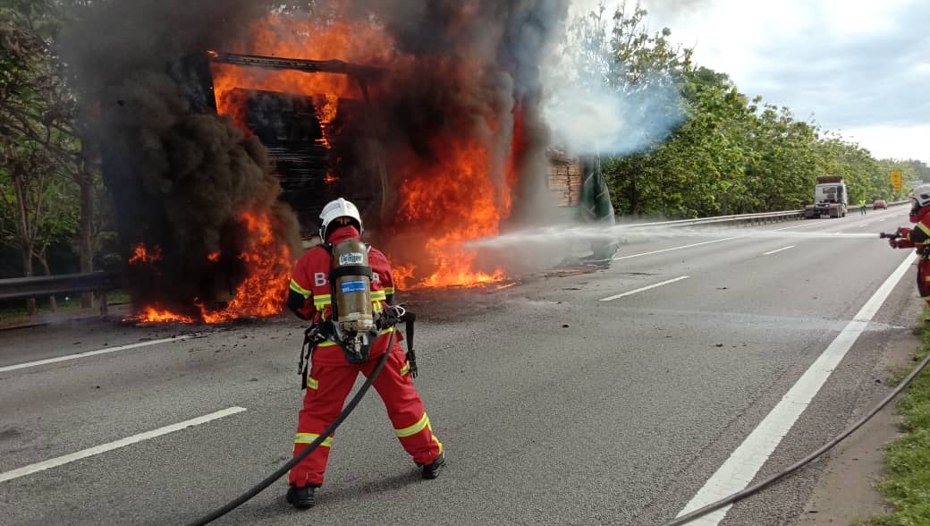 Letupan, percikan api selamatkan pemandu trelar