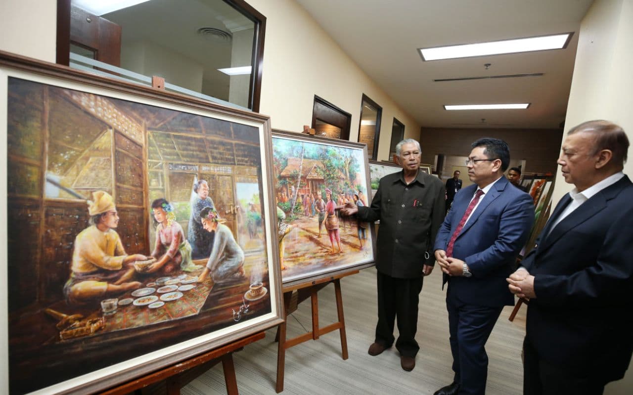 Lukisan epik pahlawan Melaka dipamerkan di Perkampungan Hang Tuah