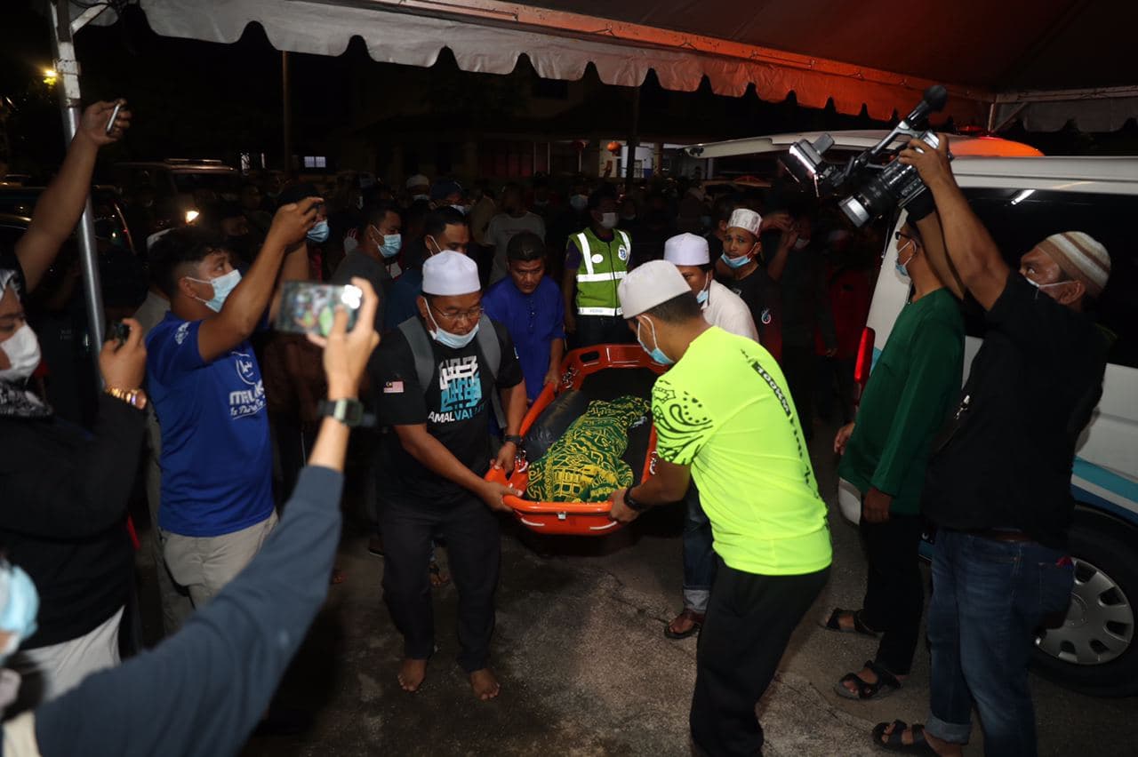 Jenazah tiga beradik selamat dikebumikan