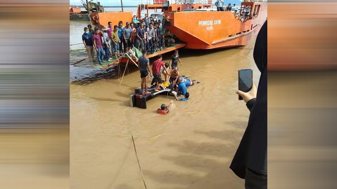 Kereta terjunam dalam sungai, lapan lemas