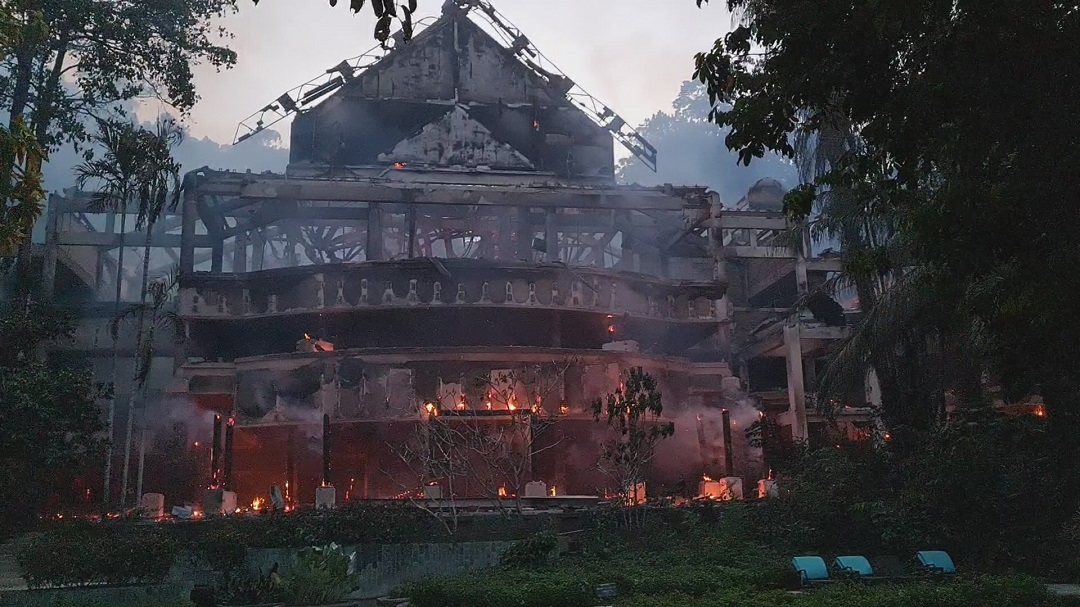 The Andaman Resort Langkawi terbakar, api masih marak