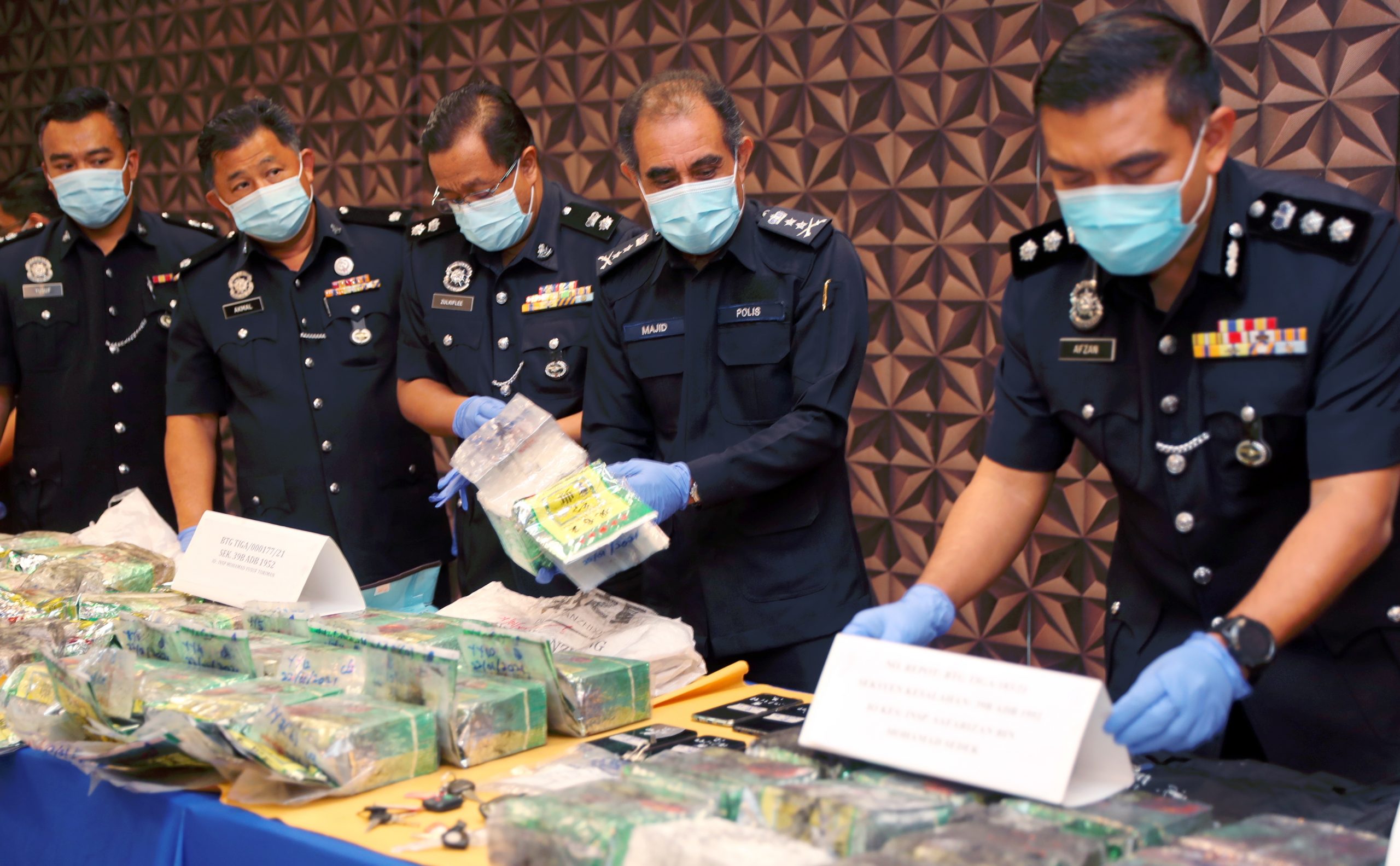 Polis tahan enam ahli sindiket pengedaran dadah, rampas syabu RM2.08 juta.