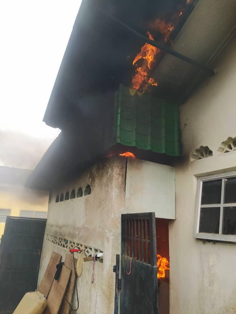 Dapur rumah terbakar