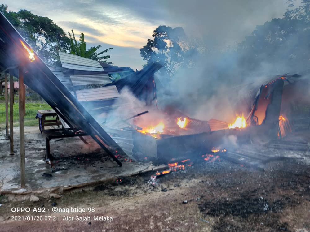 Peniaga nyaris rentung dalam kebakaran kedai makan