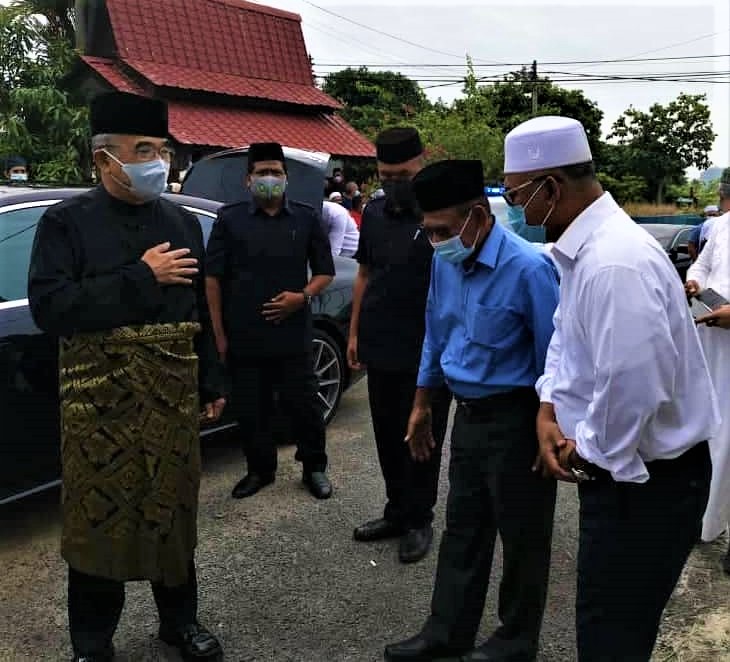 Tun Mohd Ali Rustam ziarah keluarga Aziz Ujang