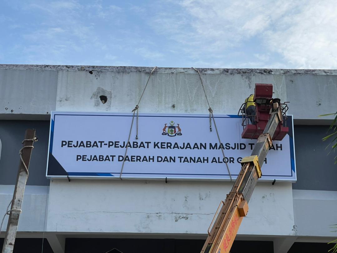 Menjelang pengisytiharan Daerah Masjid Tanah, kerja pemasangan papan tanda giat dijalankan