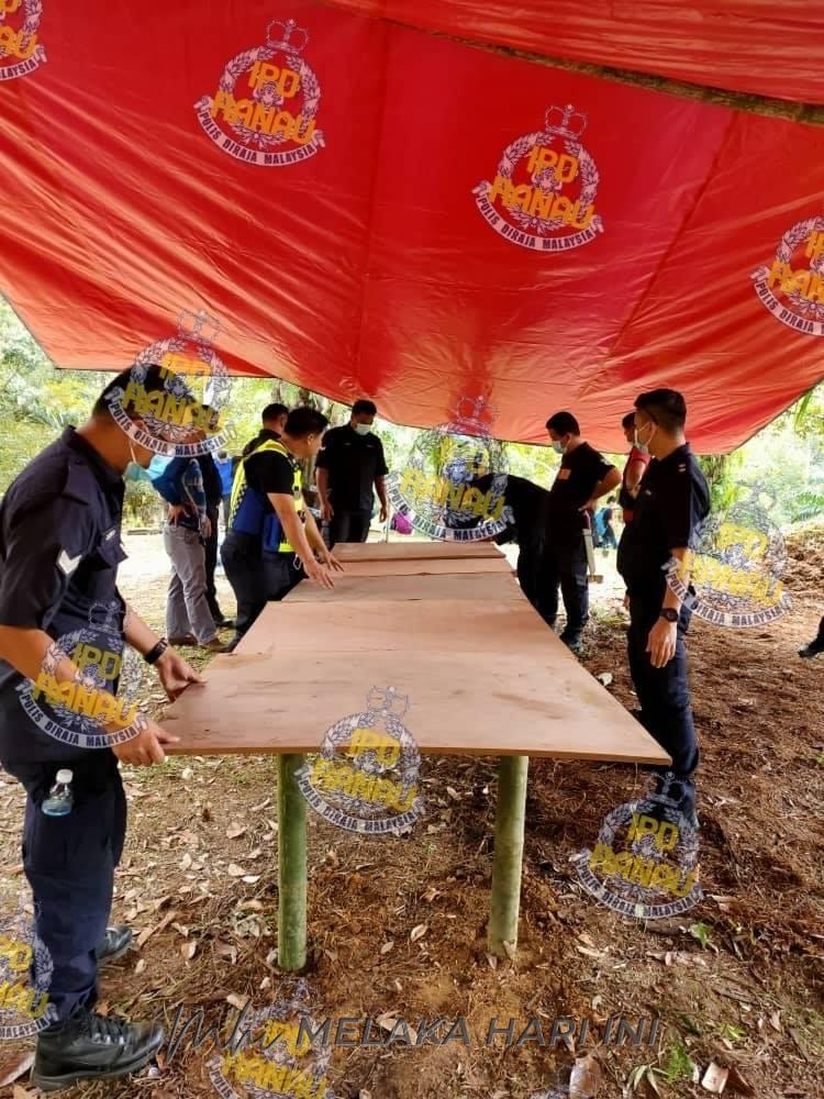 Polis bina khemah atas bukit, mudahkan pelajar akses internet