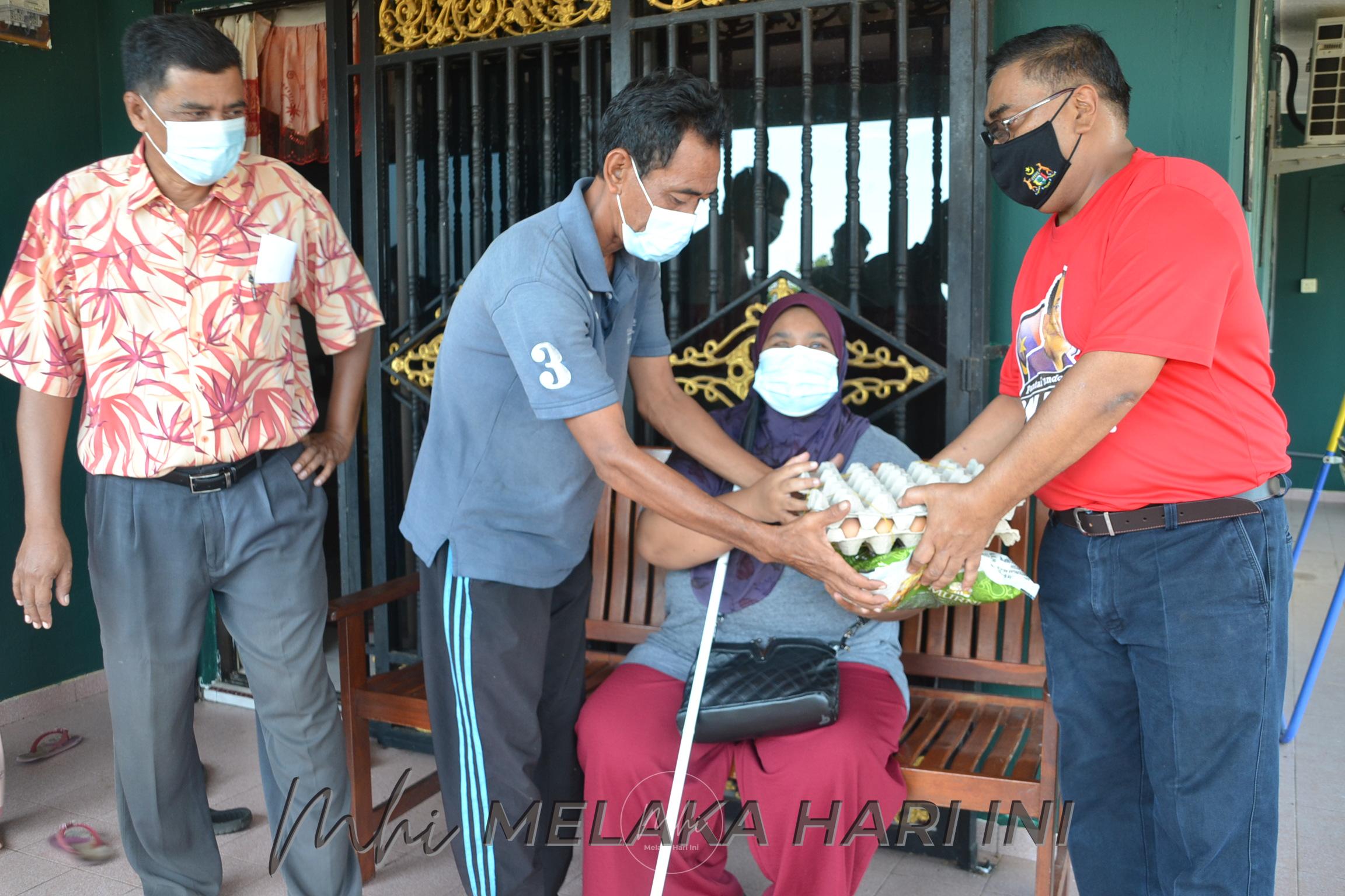 Tabahnya suami ini, urus rumah tangga selepas isteri hilang penglihatan