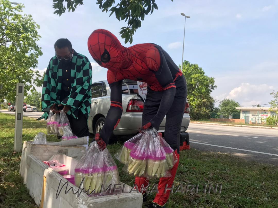 ‘Spiderman’ jual mangga asam boi