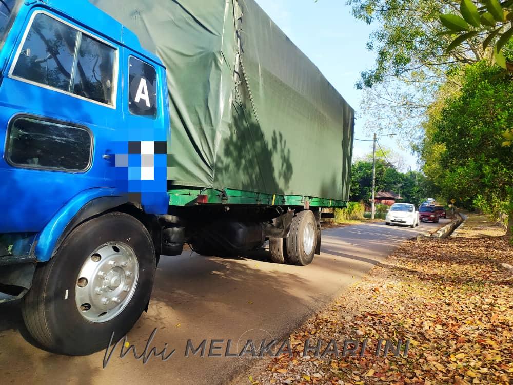 Jalan kampung dijadikan jalan pintas elak sekatan polis