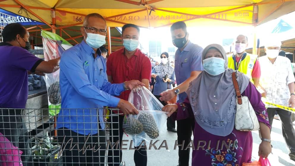 FAMA bantu Johor jual nanas Morris RM1 sebiji