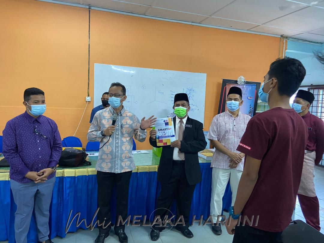 ADUN Merlimau agih sisipan khas Smart A+