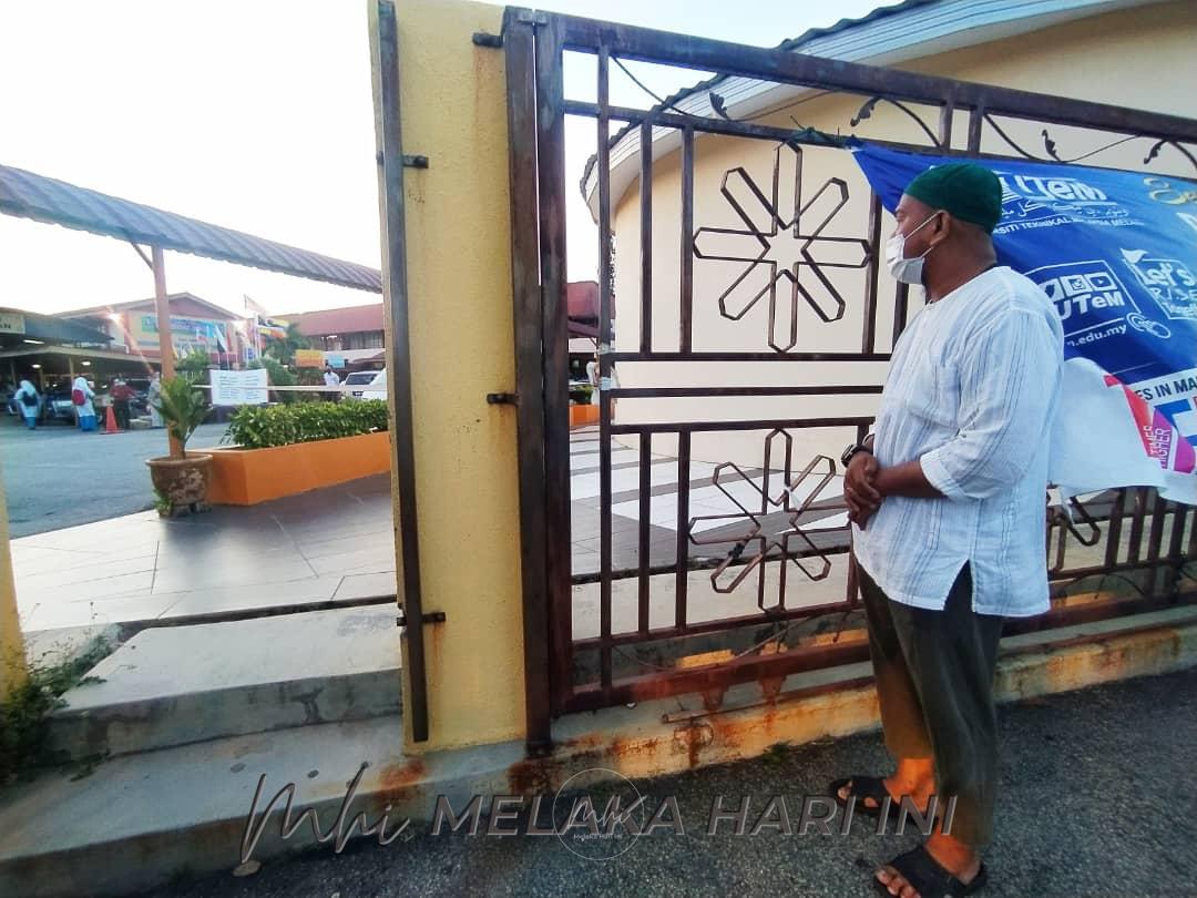 Doa ayah dari pagar sekolah