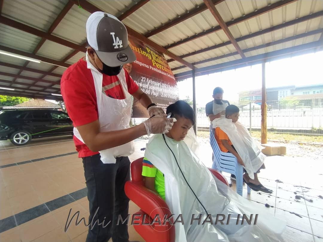 Pelajar ‘serbu’ program gunting rambut percuma Pemuda UMNO