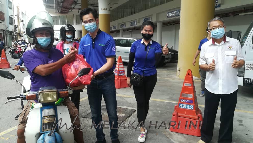 Pertubuhan Kebajikan Amal En Xin, Hotel Hatten agih makanan percuma