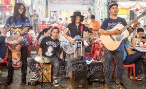 Kuala Lumpur Malaysia November 02 2016 Buskers Playing For Passing Pedestrians Outside A Food Stall On Jalan Alor Mc369r