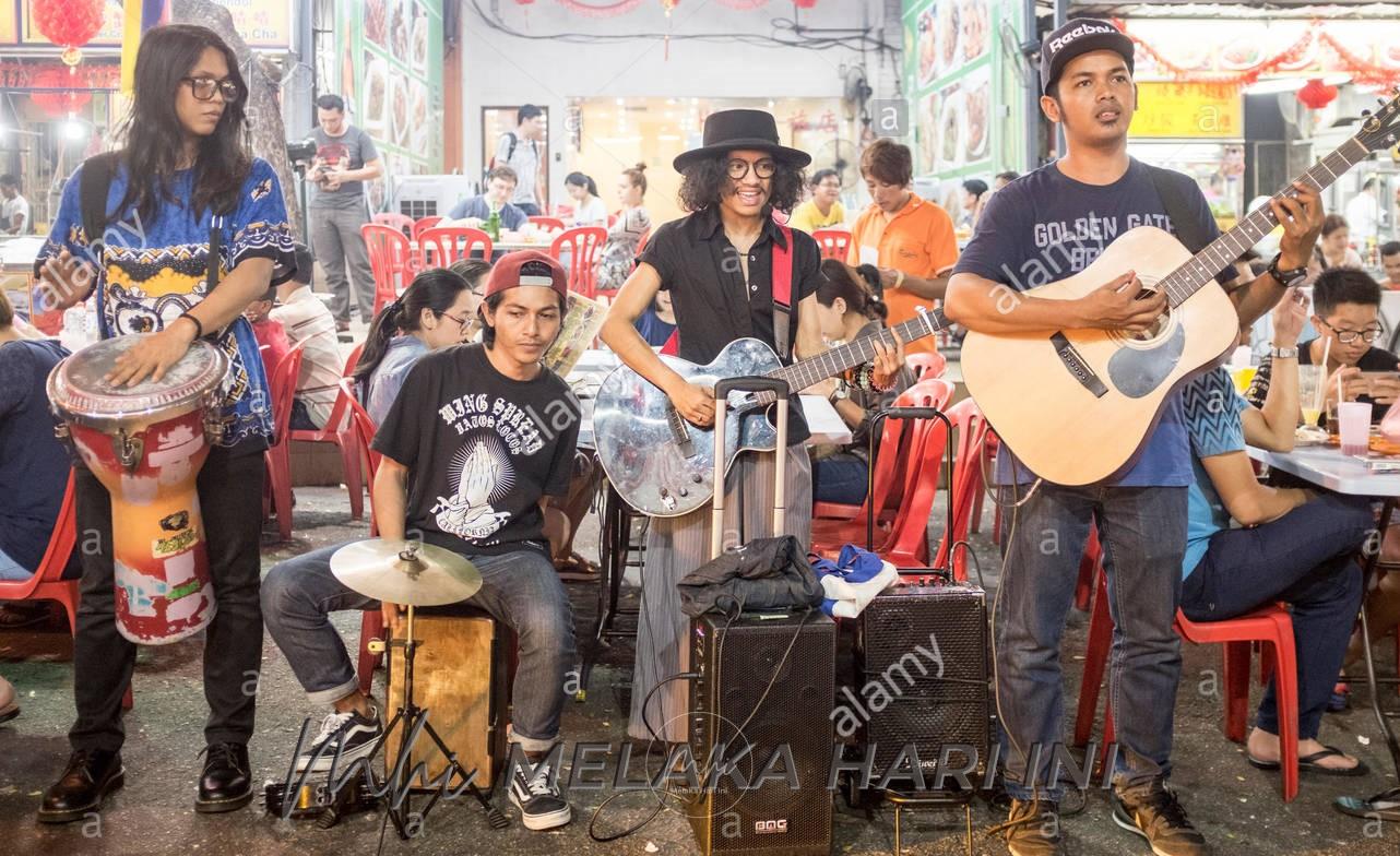 Kuala lumpur malaysia november 02 2016 buskers playing for passing pedestrians outside a food stall on jalan alor mc369r