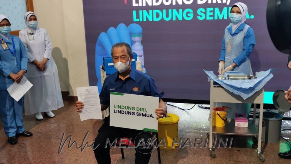 Muhyiddin terima suntikan vaksin-COVID-19, program vaksinasi di Malaysia bermula