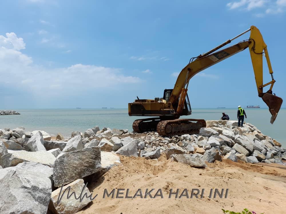 Dua benteng pemecah ombak selamatkan kampung nelayan Tanjung Dahan