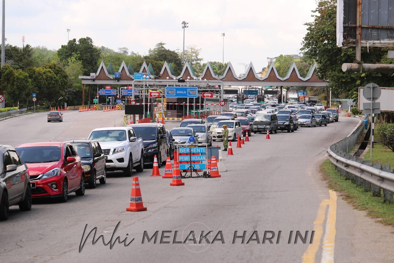 Pengguna lebuh raya sangkut dua jam di Plaza Tol Ayer Keroh