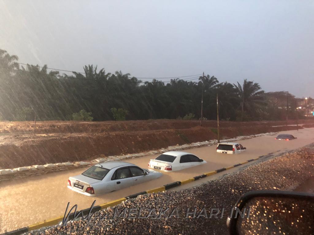 Lima kereta ditenggelami banjir kilat