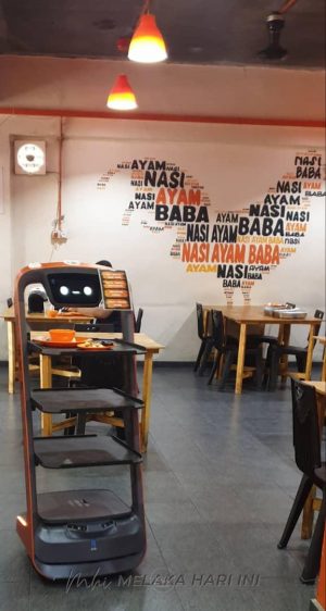 Kedai makan Melayu guna robot pelayan