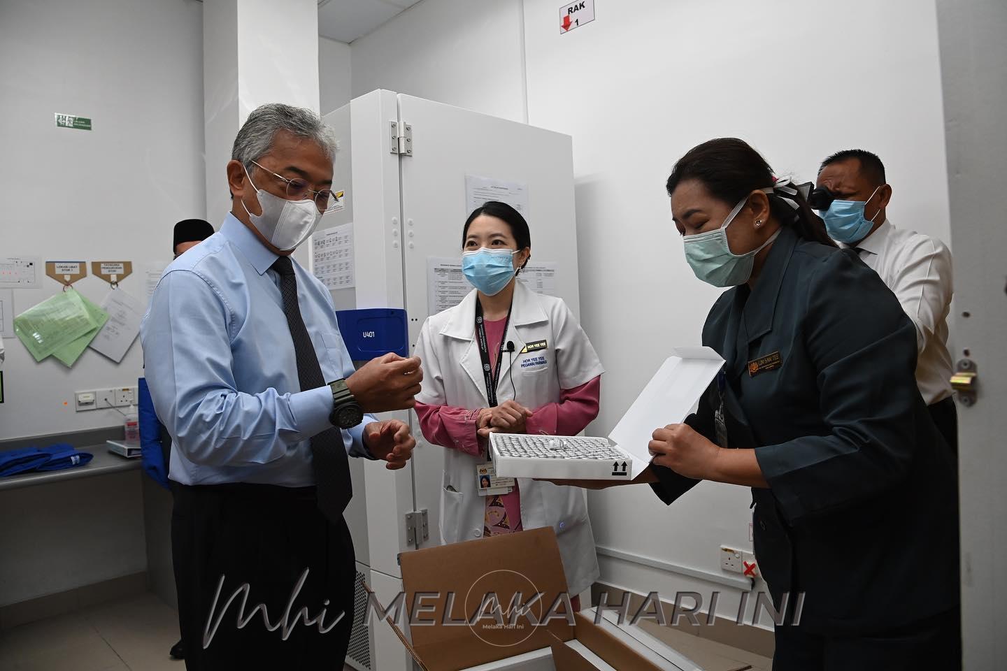 Agong lawat pusat vaksinasi klinik kesihatan Kuala Lumpur