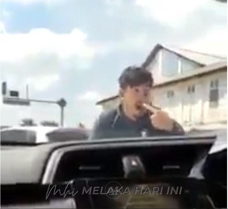 Polis tahan lelaki pecahkan cermin kenderaan guna topi keledar