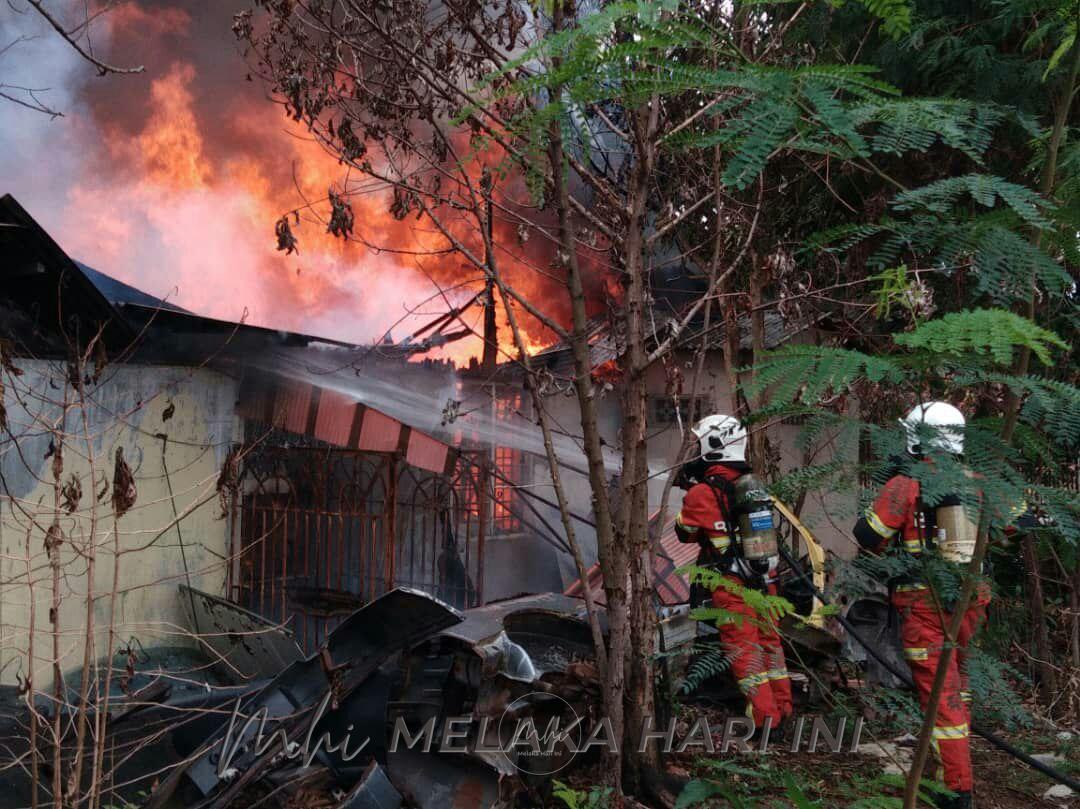 Stor barangan kenderaan disangka rumah tinggal, terbakar